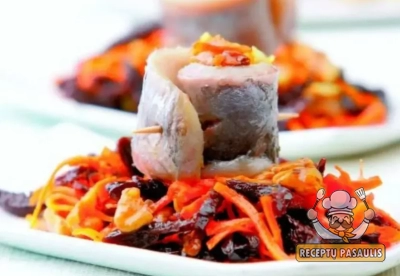 Silkė su morkomis, graikiniais riešutais ir džiovintomis slyvomis