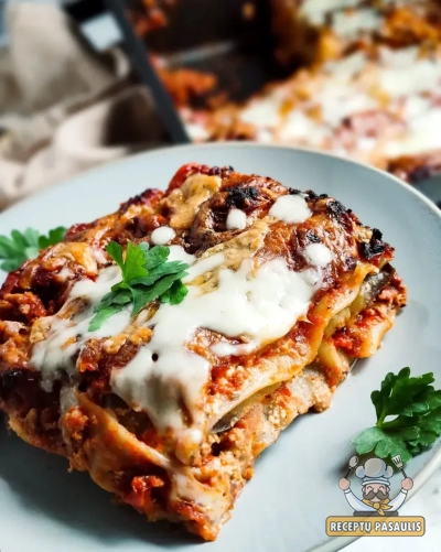 Baklažanų lazanija su mėsos faršu ir sūriu