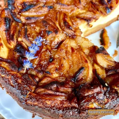 Obuolių pyragas su karamelizuotu viršumi