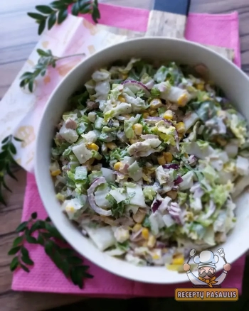 Pekino kopūstų salotos su tunu, avokadu ir kukurūzais