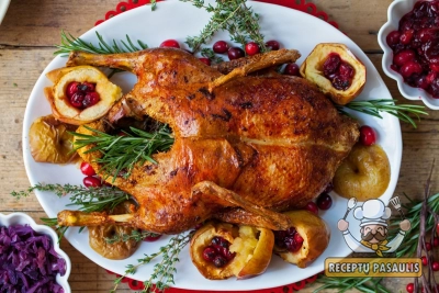 Gardi kepta antis su obuoliais ir riešutais