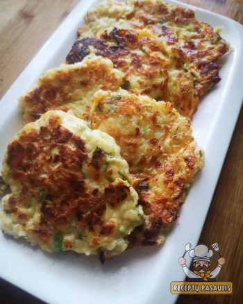 Cukinijų ir fetos blyneliai su panko džiūvėsėliais