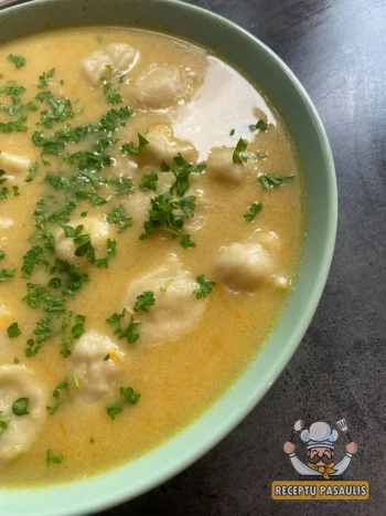 Naminių koldūnų sriuba su daržovėmis