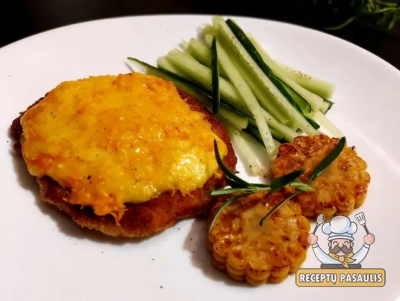 Kiaulienos nugarinės kepsniukai su daržovėmis ir sūriu