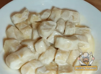 Varškės virtinukai su grietinės ir sviesto padažu