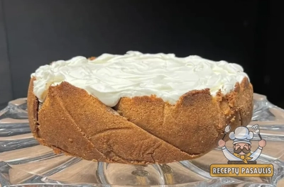 Cinamoninis sūrio pyragas su traškiu pagrindu ir švelniu kremu