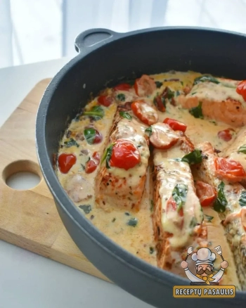 Toskanietiška lašiša grietinėlės padaže su saulėje džiovintais pomidorais