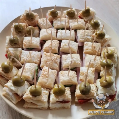 Sluoksniuoti tešlos užkandžiai su sūriu, kumpiu ir alyvuogėmis