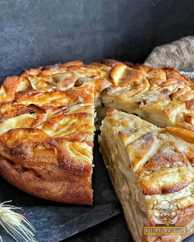 Obuolių pyragas su žemės riešutų karamele