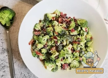 Morkų, brokolių, obuolių salotos su morkomis