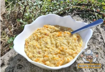 Kreminė miežinių kruopų košė su keptomis morkomis ir šonine