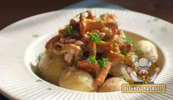 Mini virtos bulvės, su voveraičių, šalto rūkymo šoninės ir grietinėlės padažu