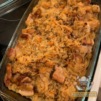 Raugintų kopūstų troškinys su kiauliena ir džiovintais baravykais