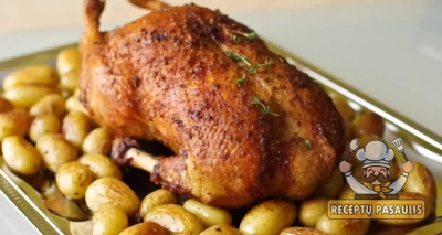 Orkaitėje kepta antis su obuoliais, bulvėmis ir bruknių uogiene