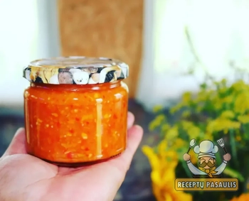 Aštrus daržovių padažas "Adžika" su paprikomis, čili pipirais ir morkomis žiemai