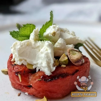 Grilyje keptas arbūzas su feta ir pistacijomis