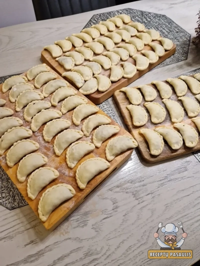 Plikytos tešlos virtiniai su džiovintais miško grybais ir svogūnais Kūčioms