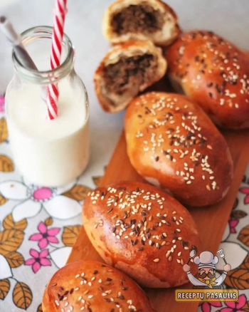 Purios ir minkštos mielinės bandelės su rūkyta šonine