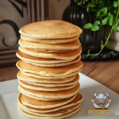 Lengvai pagaminami rikotos sūrio blyneliai su parmezano sūriu pagal Oliverį