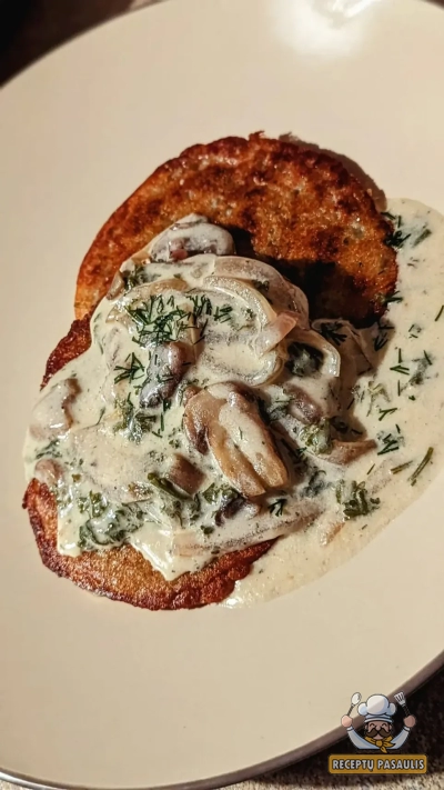 Bulvių ir burokėlių blynai su grybų padažu