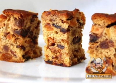 Brandintas Kalėdinis džiovintų vaisių pyragas