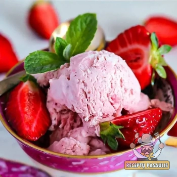 Naminiai braškiniai ledai su pienu ir grietinėle