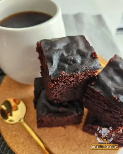 Labai drėgnas - tamsus šokoladinis pyragas (brownie)