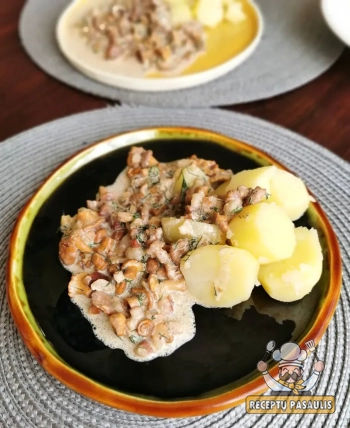 Virtos bulvės su voveraičių padažu