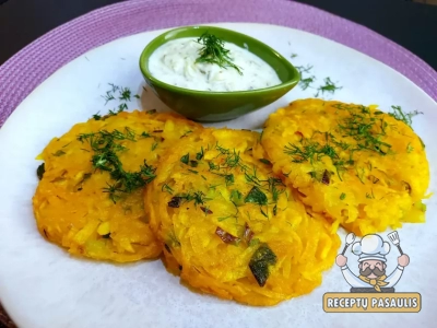 Tarkuotų bulvių blyneliai su cukinija ir morkomis