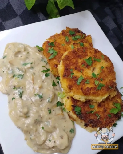 Keptuvėje kepti bulvių kotletai - paplotėliai su sūriu ir svogūnais