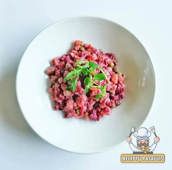 Rožinė mišrainė su bulvėmis, marinuotais burokėliais, morkomis ir žirneliais