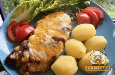 Kiaulienos sprandinės kepsnys su abrikosų uogiene ir sūriu