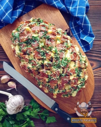 Česnakinė duona su mocarelos sūriu