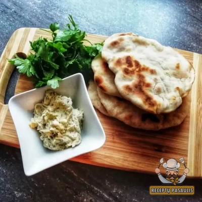 Česnakinis sviestas su baziliku