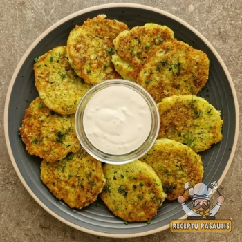 Cukinijų ir grūdėtos varškės blyneliai kepti keptuvėje