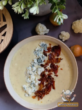 Kreminė, trinta žiedinio kopūsto sriuba su šonine ir pelėsiniu sūriu