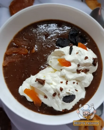 Latviška duonos sriuba su džiovintais vaisiais