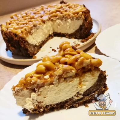 Snikersinis varškės pyragas su sausainių pagrindu