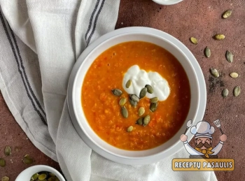 Trinta veganiška saldžiųjų bulvių, morkų ir lęšių sriuba