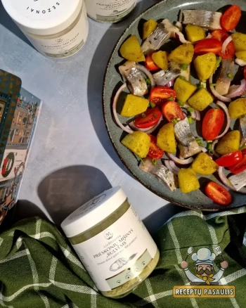 Silkė su apkeptomis bulvėmis ir svogūnais