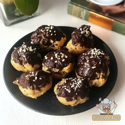 Eklerai su plikytu kremu ir šokoladu