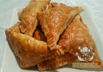 Sluoksniuotos tešlos pyragėliai su grybais