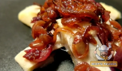 Silkė su karamelizuotų svogūnų pagardu, slyvomis ir pomidorų pasta