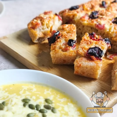 Naminė itališka fokačija su sūriu, pomidorais ir alyvuogėmis