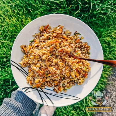 Sotus grikių ir sojos troškinys su daržovėmis