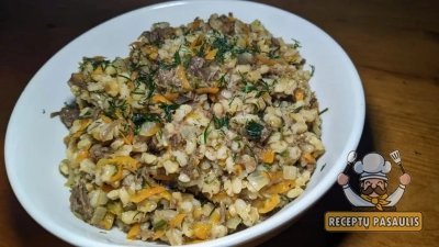 Virti grikiai su morkomis, pievagrybiais, sviestu ir grietine