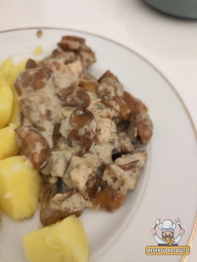 Troškinti grybai su šonine ir grietinėle