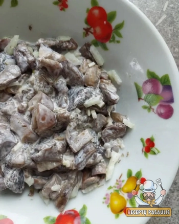 Marinuoti grybai su svogūnu ir grietine