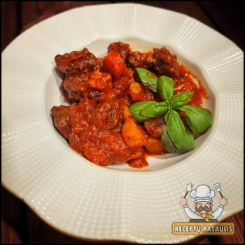 Minkštas, senovinis močiutės jautienos guliašas