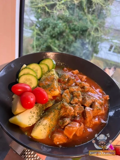 Paprastas kiaulienos guliašas su morkomis ir pomidorų padažu